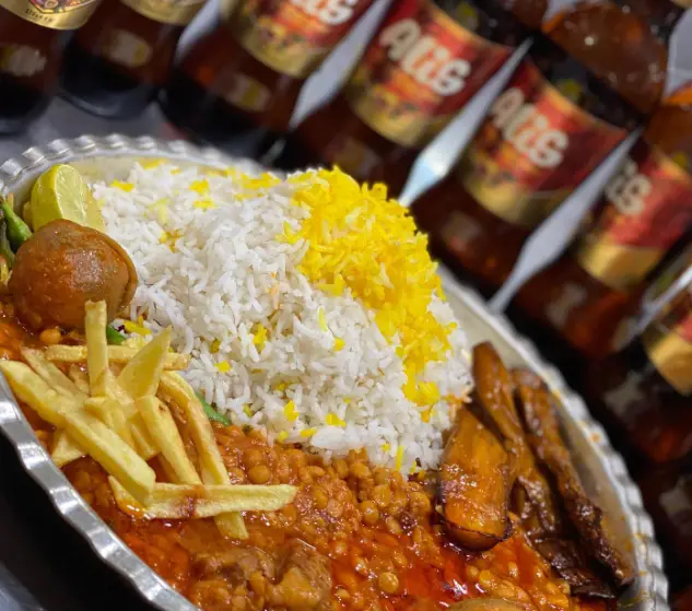 کترینگ کاراکو: چلو خورش قیمه بادمجان و کوفته با برنج زعفرانی، سیب زمینی سرخ کرده و لیمو. طعم اصیل غذای ایرانی.