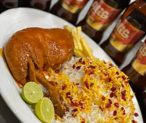 زرشک پلو با مرغ مجلسی کترینگ کاراکو، غذای اصیل ایرانی با برنج زعفرانی، زرشک، سیب‌زمینی و لیمو.