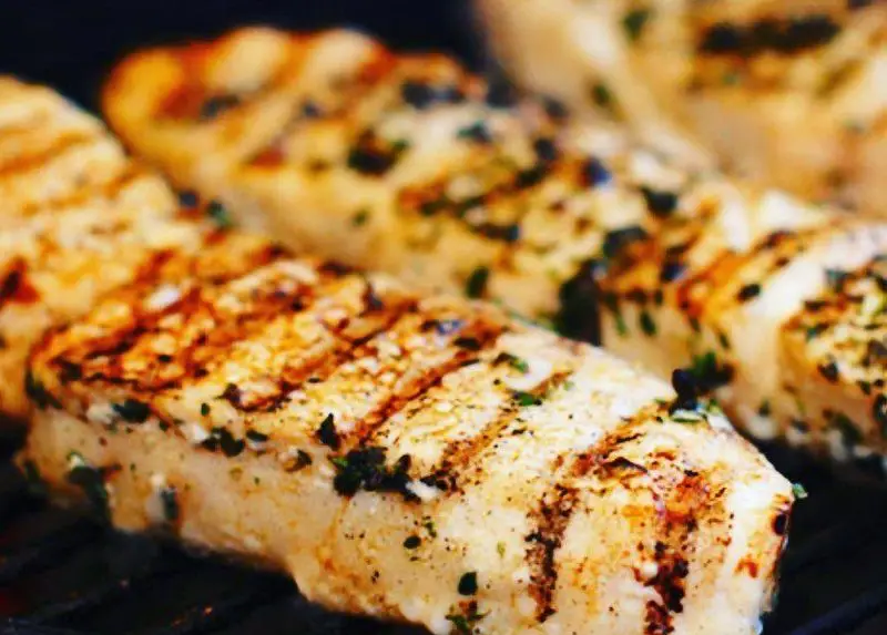 مرغ گریل شده تازه و لذیذ، با ادویه‌های مخصوص رستوران وی آی پی کاظمی. یک انتخاب عالی برای تجربه غذایی بی‌نظیر.