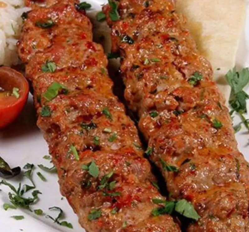 کباب لقمه خوشرنگ و آبدار رستوران وی آی پی کاظمی، با دورچین برنج، گوجه و نان تازه برای یک وعده غذایی لذیذ.