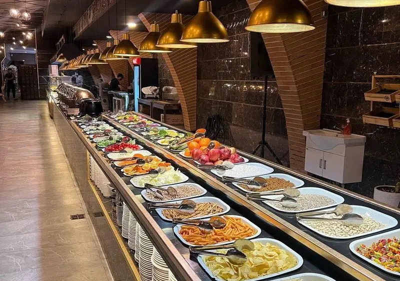 بوفه سلف سرویس متنوع و تازه رستوران وی آی پی کاظمی شامل انواع سالاد، میوه، غذاهای گرم و سرد با چیدمان جذاب