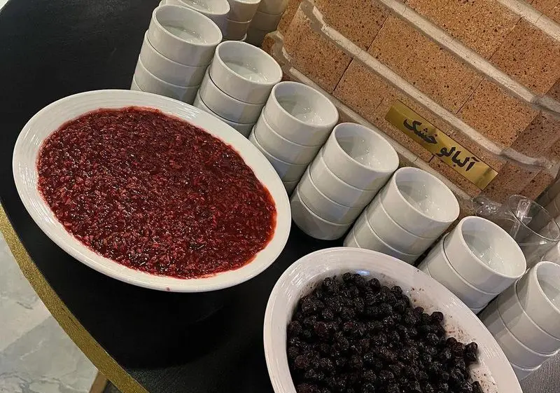 بوفه رستوران وی آی پی کاظمی با آلبالو خشک و مربای آلبالو، همراه با کاسه های آماده پذیرایی از مشتریان.