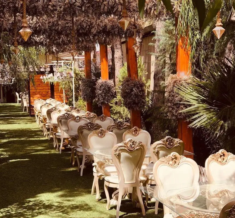 چیدمان لوکس و مجلل فضای باز رستوران وی آی پی کاظمی با میز و صندلی های سلطنتی، مناسب برگزاری مراسم و مهمانی در باغ.