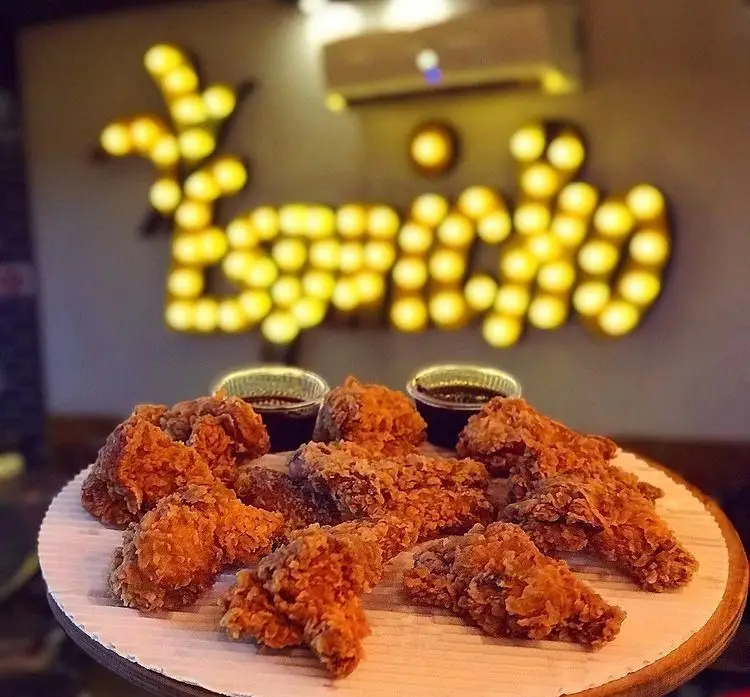 بال سوخاری ترد و لذیذ فست فود 007، سرو شده با سس‌های اختصاصی، آماده برای یک تجربه طعم بی‌نظیر و خوشایند.