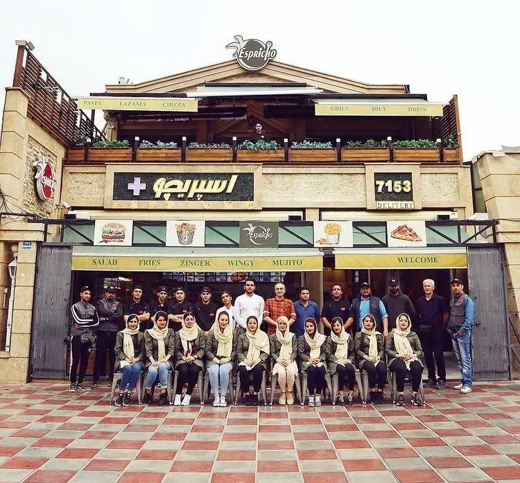 نمای بیرونی فست فود مدرن اسپریچو با پرسنل زن و مرد. منوی گسترده شامل پاستا، برگر، پیتزا، سالاد و سیب‌زمینی سرخ کرده همراه با دلیوری.