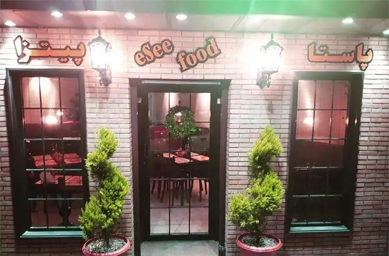 نمای بیرونی رستوران ایتالیایی اسی فود با تابلو پیتزا و پاستا و لوگوی eSee food، فضایی دلنشین برای غذای اصیل ایتالیایی.