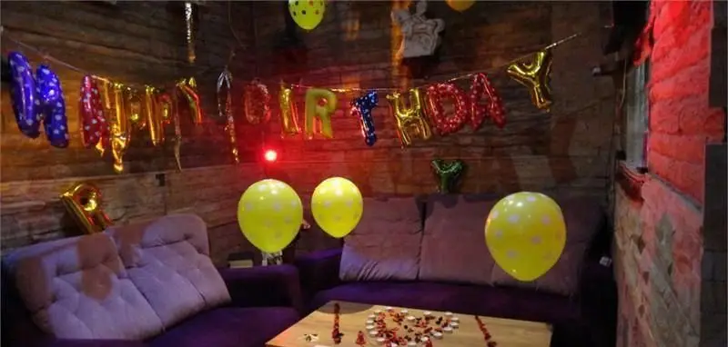 فضای داخلی کافه رستوران سنتی سراج آماده برای جشن تولد، با بادکنک‌های رنگارنگ "Happy Birthday" و تزئینات شاد، محیطی عالی برای برگزاری مراسم.