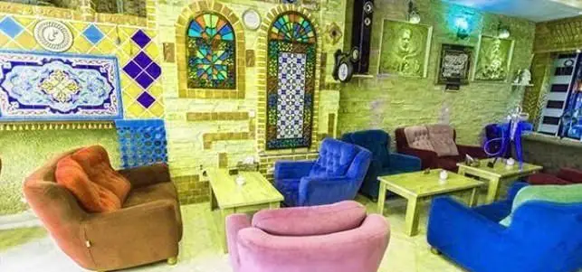 فضای داخلی کافه رستوران سنتی سراج با مبلمان رنگی متنوع و دکوراسیون اصیل ایرانی، فضایی دنج برای تجربه لحظات آرامش‌بخش.