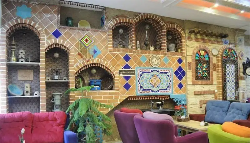 فضای داخلی کافه رستوران سنتی سراج با دکوراسیون سنتی و معماری اصیل ایرانی، شامل طاق‌های آجری، کاشی‌کاری‌های زیبا و مبلمان راحت.