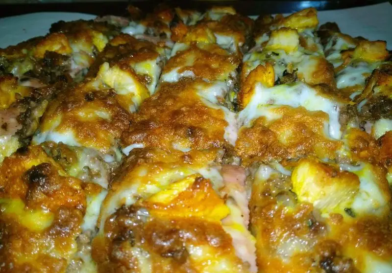 پیتزای داغ و لذیذ با پنیر آب شده طلایی، گوشت چرخ کرده و تکه‌های مرغ مکعبی پخته شده از پیتزا رادیکال، تجربه‌ای بی‌نظیر.