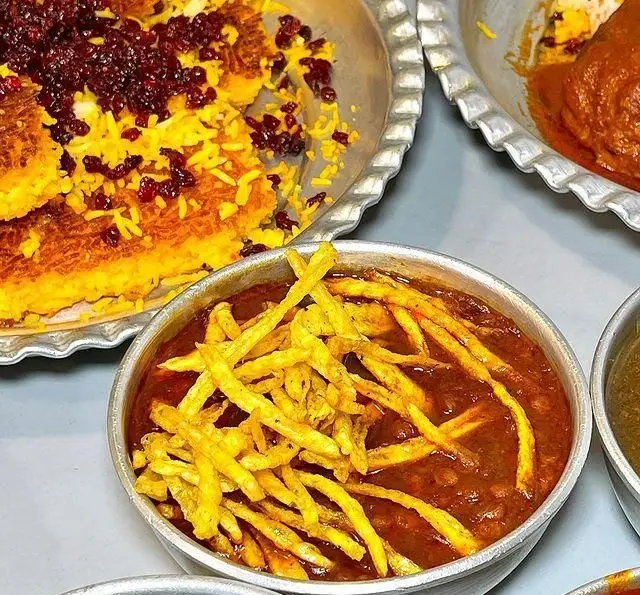 غذای خوشمزه کترینگ سید جلال: خورش قیمه با خلال سیب زمینی، زرشک پلو و ته دیگ زعفرانی. کیفیت عالی غذای اصیل ایرانی.