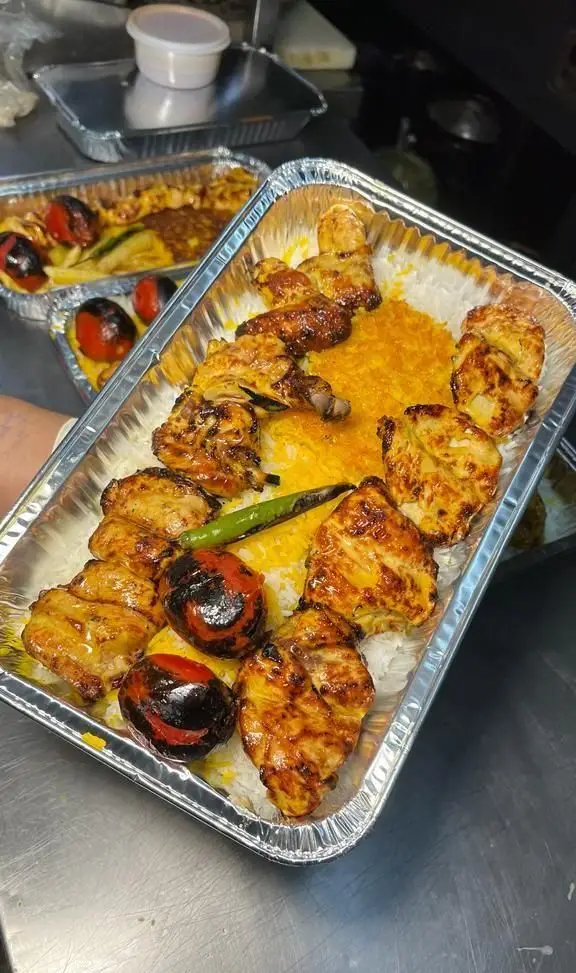 چلو کباب جوجه زعفرانی و گوجه کبابی تازه از کترینگ سید جلال، غذای خانگی ایرانی آماده در ظرف بیرون‌بر باکیفیت