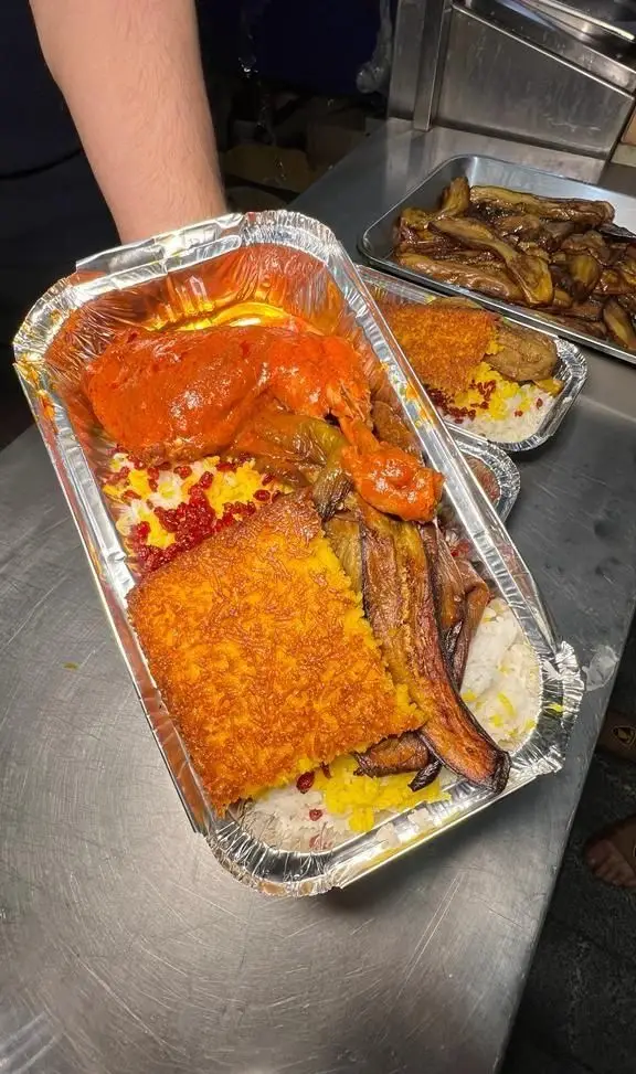 غذای خوشمزه و مجلسی کترینگ سید جلال شامل ته چین زعفرانی، مرغ رب اناری، برنج با زرشک و بادمجان سرخ‌شده.