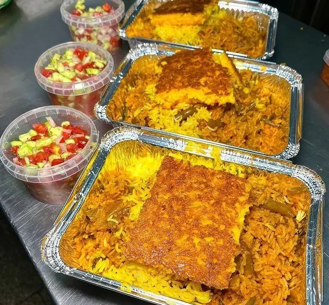 سه پرس غذای بیرون بر کترینگ سید جلال شامل پلو زعفرانی، خورشت، ته دیگ طلایی و سالاد شیرازی، غذای ایرانی با کیفیت.