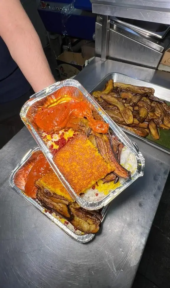 غذای کترینگ سید جلال شامل زرشک پلو با مرغ، ته دیگ زعفرانی و بادمجان. آماده سرو و ارسال، غذای ایرانی باکیفیت.