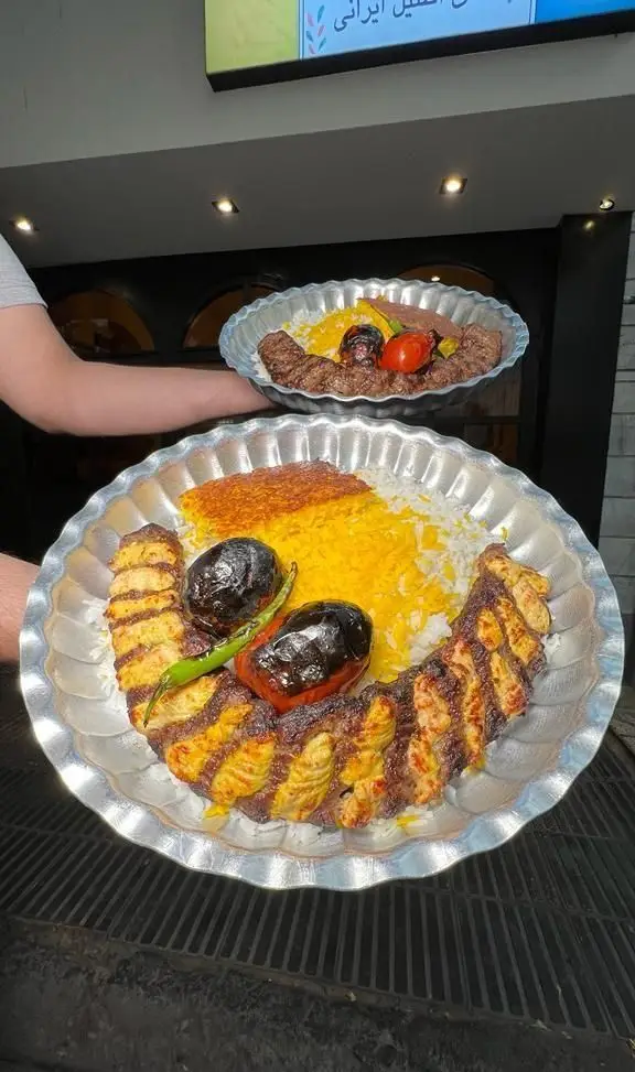 کباب‌های لذیذ چلوکباب کوبیده و جوجه کباب سنتی کترینگ سید جلال؛ تجربه‌ای بی‌نظیر از غذای اصیل ایرانی با سرو در ظروف فلزی