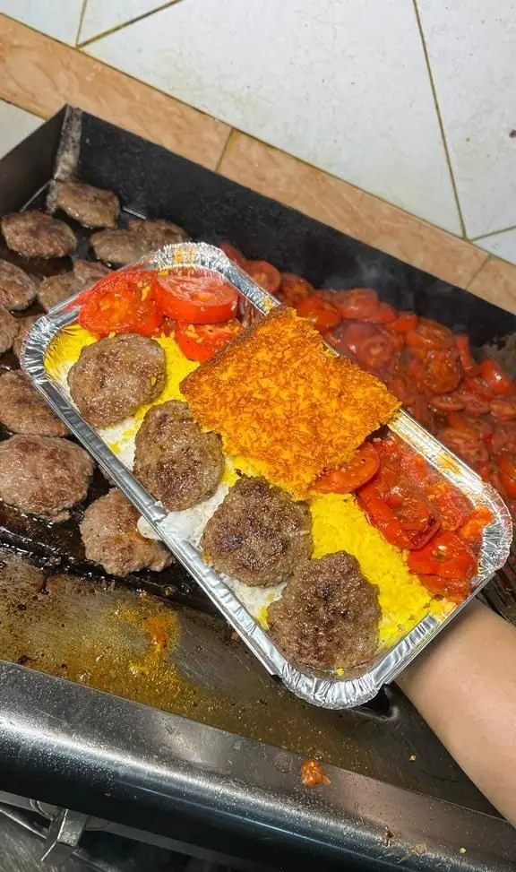 برنج زعفرانی خوشرنگ، کوفته‌های لذیذ، گوجه کبابی و ته دیگ طلایی از کترینگ سید جلال، آماده برای سرو و لذت بردن از طعم اصیل ایرانی.