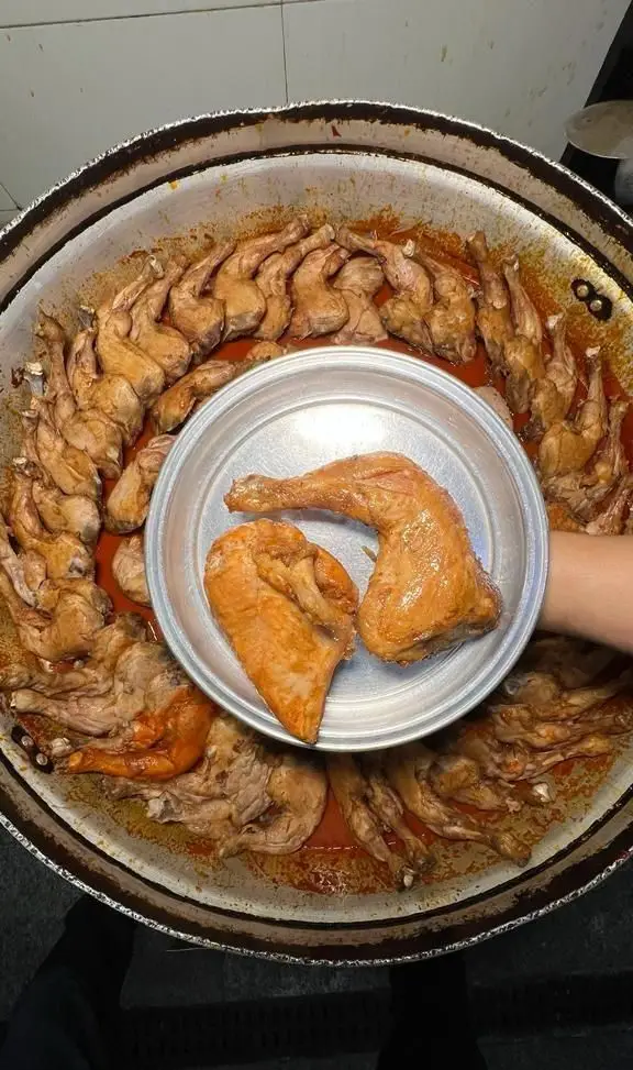 مرغ‌های خوش‌طعم و آبدار طبخ شده در یک دیگ بزرگ، آماده برای سرو در کترینگ سید جلال، مناسب برای سفارش غذای آماده.