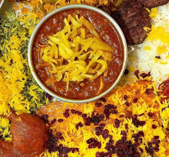 نمایی از تنوع غذایی کترینگ سید جلال: خورشت قیمه با سیب زمینی، زرشک پلو با مرغ، سبزی پلو و کباب کوبیده. لذت غذای سنتی ایرانی.