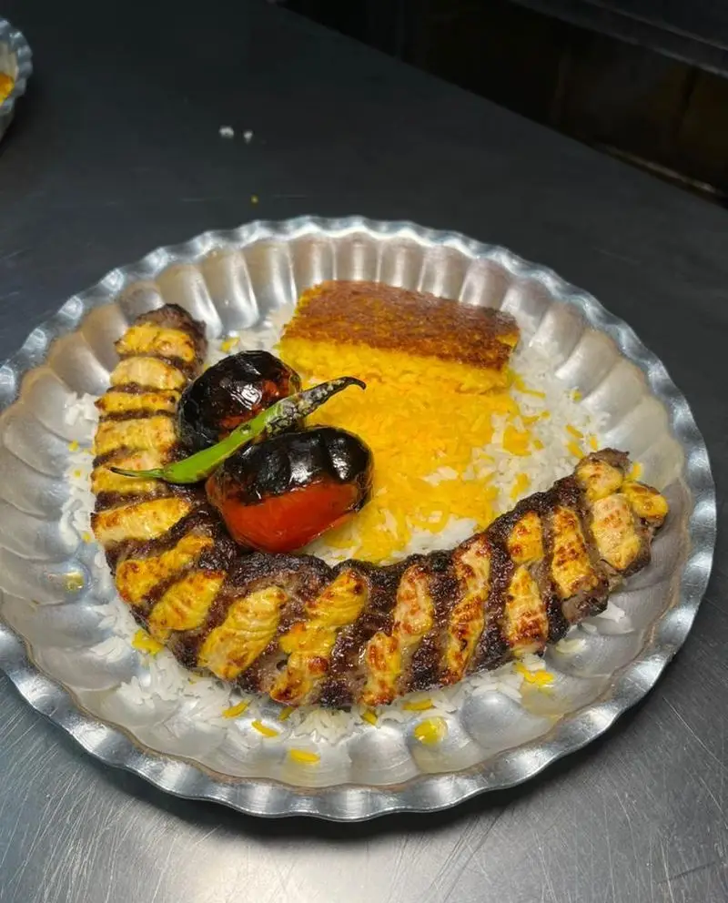 کترینگ سید جلال: چلوکباب کوبیده و جوجه مخصوص، غذای سنتی ایرانی با برنج زعفرانی، ته دیگ برنجی، گوجه و فلفل کبابی.