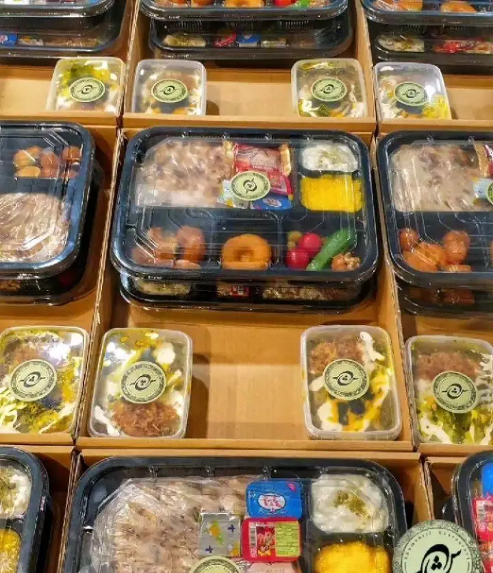 نمایی از مجموعه متنوع غذاهای آماده و بسته بندی شده رستوران شمشیری، کترینگ معتبر، شامل کباب، برنج و مخلفات.