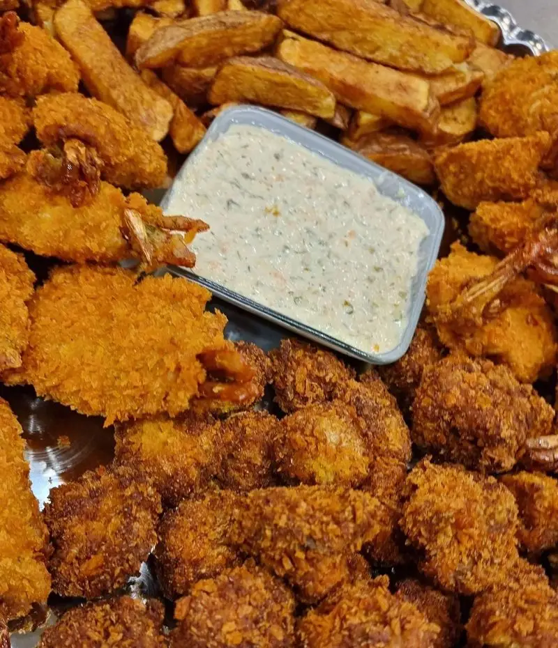 میگو و غذاهای دریایی سوخاری ترد، سیب زمینی وِج تازه و سس مخصوص. لذت طعم واقعی در رستوران شمشیری.