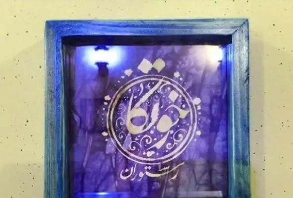 لوگوی جذاب رستوران ایرانی خوتکا در قاب آبی روشن با نوشته سفید و طرح دایره‌ای، مناسب برای معرفی غذای اصیل ایرانی.