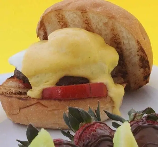 برگر اگز بندیکت جذاب با سس هلندی غلیظ، تخم مرغ، نان برشته، گوجه فرنگی، همراه توت فرنگی شکلاتی. منوی برانچ کافه رستوران ویونا پلاس.