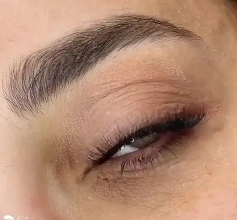 خدمات تخصصی ابرو و آرایش چشم در سالن زیبایی گلد نیاوران. میکاپ حرفهای و زیبایی چشمنواز با بهترین مواد در تهران.