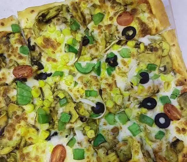 پیتزا سبزیجات خوشمزه و رنگارنگ فست فود دراگون با قارچ، ذرت، فلفل دلمه، زیتون و گوجه گیلاسی. انتخابی عالی برای دوستداران پیتزا.