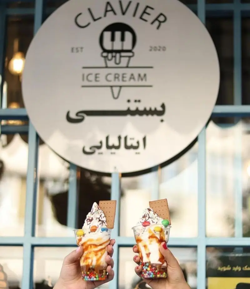 بستنی ایتالیایی کلاویه: دو لیوان بستنی کارامل وانیلی با اسمارتیز، سس شکلات و بیسکوییت، دسری شیرین و دلچسب.