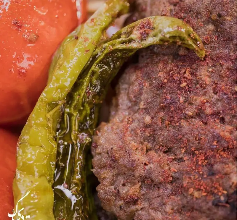 کباب کوبیده آبدار و تازه رستوران ته دیگ با فلفل کبابی تند و گوجه فرنگی نرم و ادویه‌های مخصوص ایرانی.