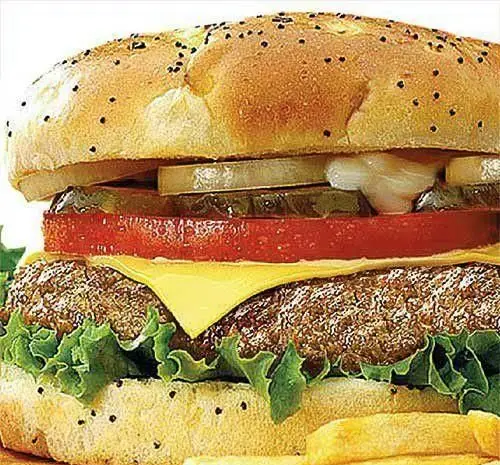 تصویری از یک همبرگر آبدار با کاهو، پنیر، گوجه و پیاز به همراه سیب زمینی در منوی مرغ کنتاکی. طعمی بی‌نظیر و به یادماندنی.