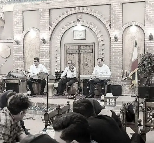 اجرای موسیقی زنده و دلنشین در رستوران سنتی یادگاری با نوازندگان ماهر و آلات موسیقی اصیل ایرانی برای تجربه ای بی نظیر.