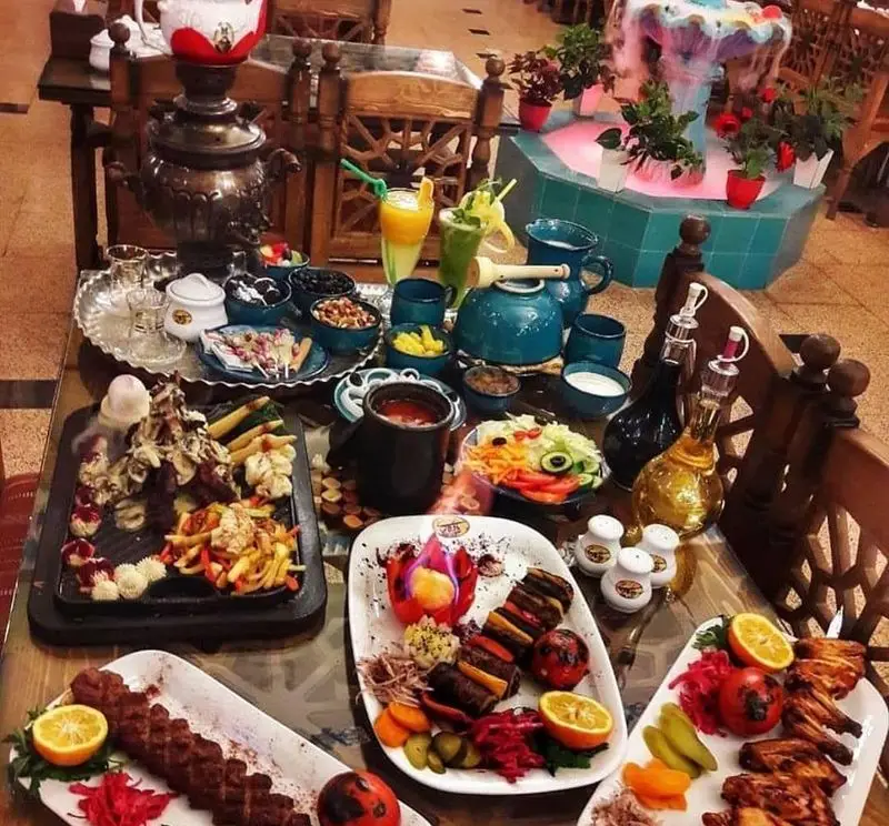 تجربه بی‌نظیر انواع کباب، غذاهای اصیل ایرانی و چای سماوری در فضای دلنشین رستوران سنتی یادگاری برای مهمانی‌ها.