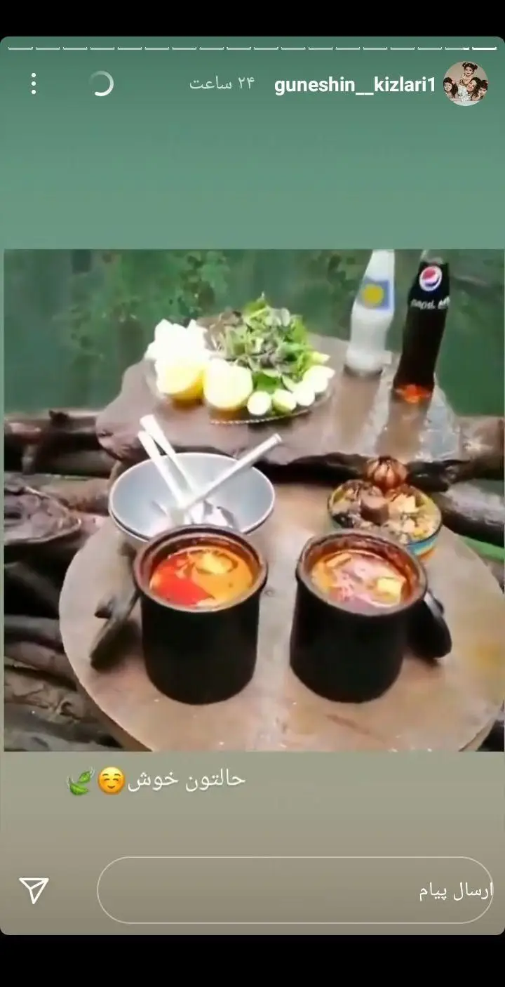 وعده غذایی لذیذ دیزی سنگی آراز (سید) در فضای دلنشین، شامل ابگوشت داغ، سبزی تازه، لیمو و مخلفات سنتی برای تجربه غذایی اصیل.