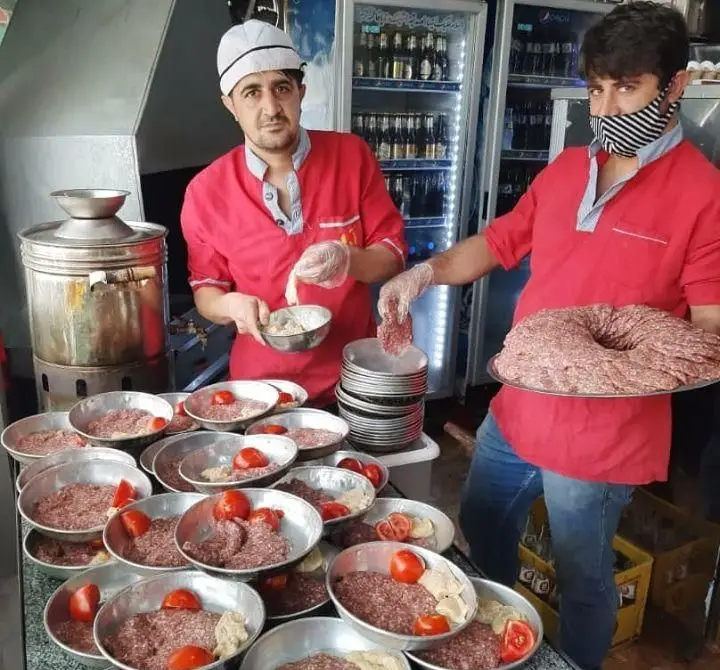 نمایی از آشپزهای مجموعه دیزی سنگی آراز (سید) هنگام آماده‌سازی حجم زیادی از گوشت تازه برای طبخ دیزی‌های سنتی و محبوب.