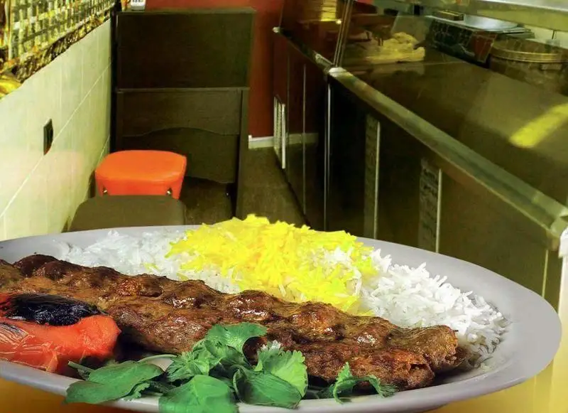 چلوکباب کوبیده لذیذ و باکیفیت در کباب سرای المهدی، غذای اصیل ایرانی با برنج زعفرانی و مخلفات تازه در محیطی دلپذیر.