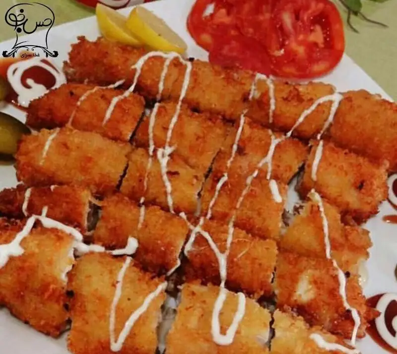 سفارش غذای آماده و خانگی تهیه غذا حس خوب: ناگت یا شنیسل سرخ شده با سس، لیمو و گوجه. غذای خوشمزه مجلسی و فینگرفود.