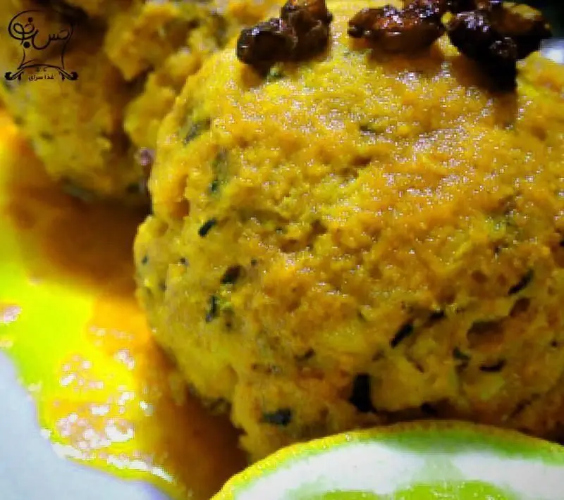کوفته زرد و خوش‌طعم با تزیین زرشک و برش لیمو، یکی از غذاهای سنتی و محبوب تهیه غذا حس خوب. بهترین غذای ایرانی برای سفارش آنلاین.