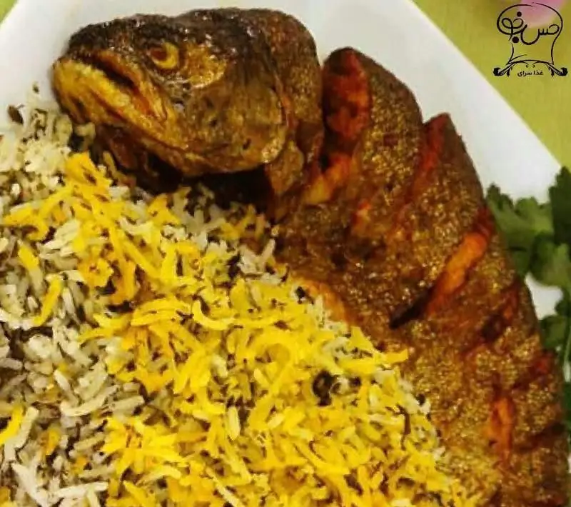 سبزی پلو با ماهی سرخ شده طلایی و برنج زعفرانی، غذای اصیل و لذیذ ایرانی از تهیه غذا حس خوب.