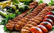 تهیه غذای خان سالار با کباب کوبیده مخصوص، گوجه و فلفل کبابی تازه و سبزیجات معطر، تجربه‌ای بی‌نظیر از غذای اصیل ایرانی.