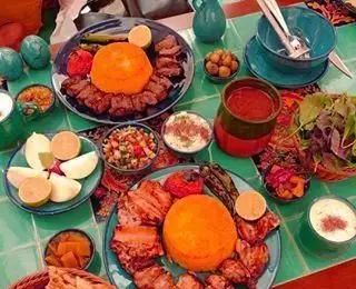 سفره کامل و متنوع غذای ایرانی اصیل در رستوران پنج دری شامل انواع کباب، پلو، خورشت و مخلفات با چیدمانی دلنشین.