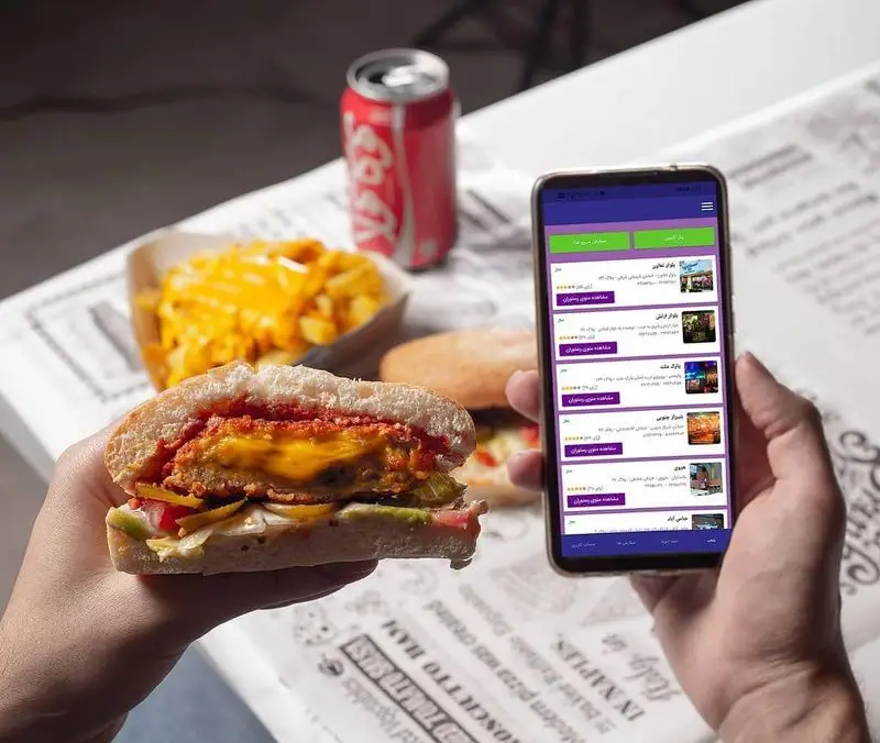 همبرگر خوشمزه و سیب زمینی پنیری از پیتزا سیب ۳۶۰ به همراه نوشابه. سفارش آنلاین غذا با اپلیکیشن روی گوشی.