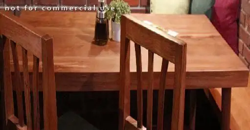 فضای داخلی کافی شاپ سو یامی با میز و صندلی چوبی، دکوراسیونی گرم و دلنشین، مناسب برای تجربه ای آرام و لذت بخش.