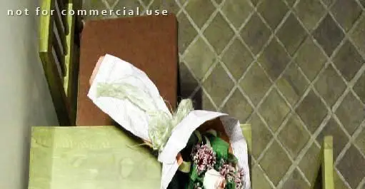 دسته‌گل زیبا در دکوراسیون دلنشین کافی شاپ سو یامی، با پس‌زمینه دیوار کاشی‌کاری شده و جزئیات هنری، فضایی آرامش‌بخش برای مشتریان.