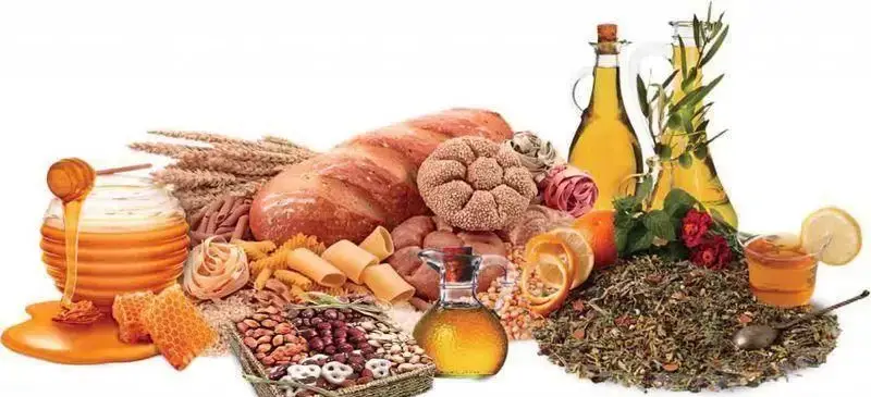 مجموعه‌ای متنوع از محصولات غذایی سالم مانند نان سبوس‌دار، عسل طبیعی، روغن زیتون فرابکر، غلات کامل، پاستا، حبوبات و خشکبار تازه برای فروشگاه سبوس.