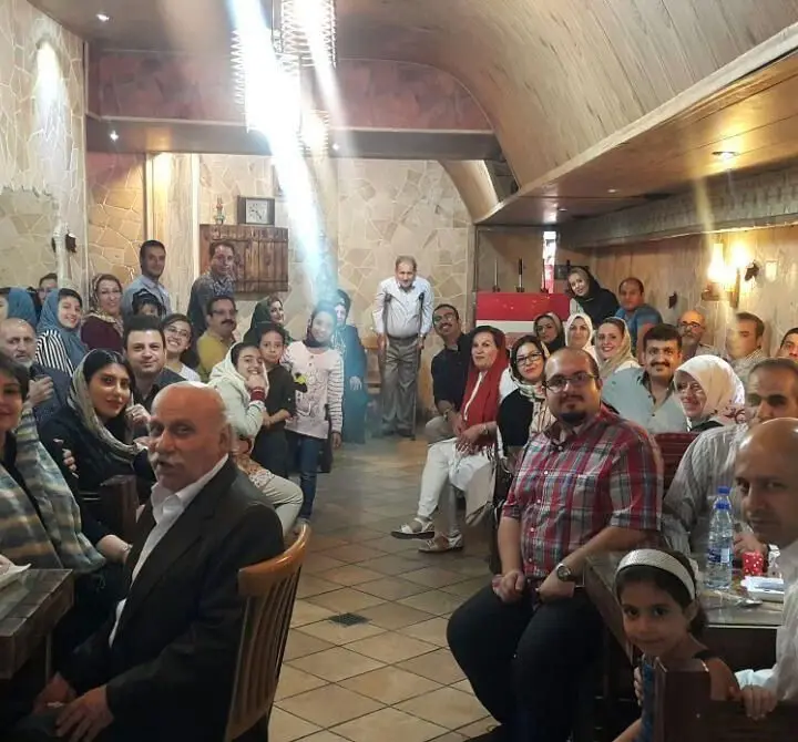 دورهمی شاد و صمیمی خانواده‌ها و دوستان در کافه رستوران برج آزادی، لذت بردن از فضای دلنشین و خاطره‌سازی.