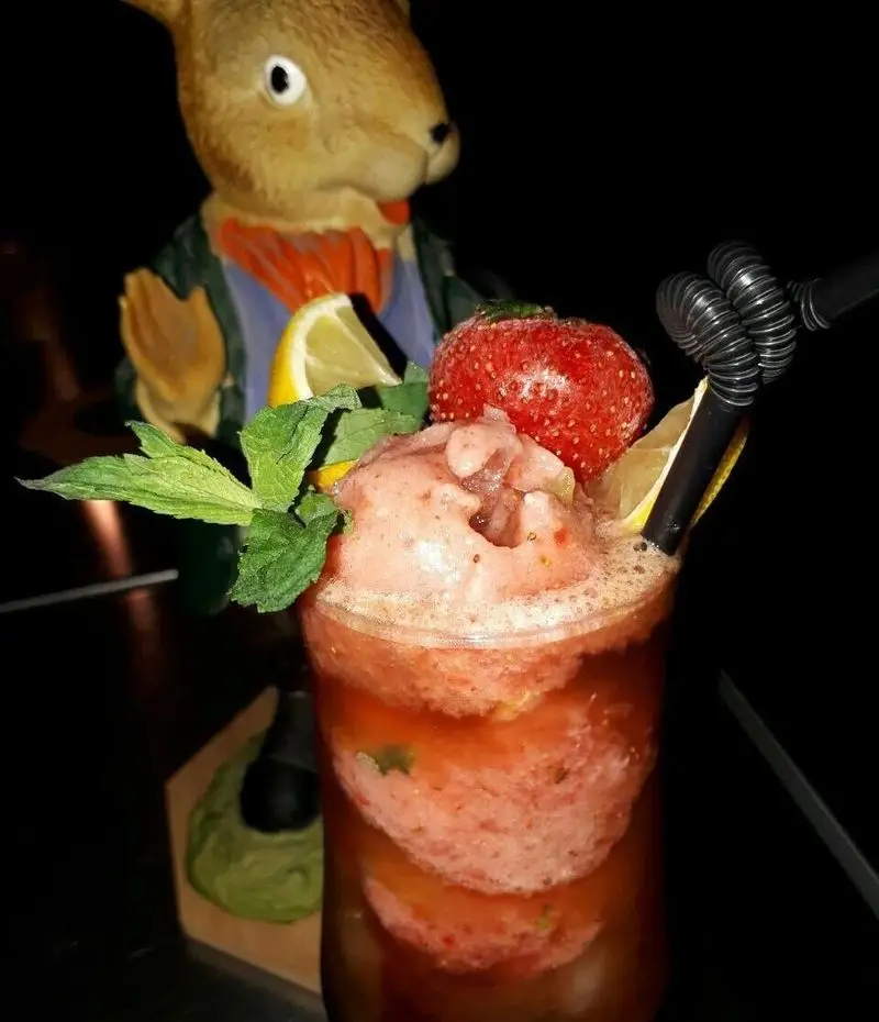 نوشیدنی موهیتو توت فرنگی خنک و تازه کافه رستوران برج آزادی، با تزیین لیمو و نعناع، تجربه‌ای دلپذیر و منحصربه‌فرد.