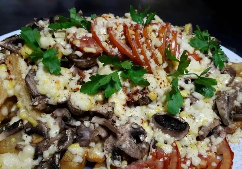 بشقاب پرطرفدار کافه رستوران برج آزادی: قارچ، پنیر آب شده، گوجه فرنگی، سیب زمینی و جعفری تازه، طعمی بی‌نظیر.